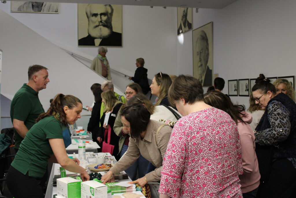 Industrieausstellung mit Besuchern