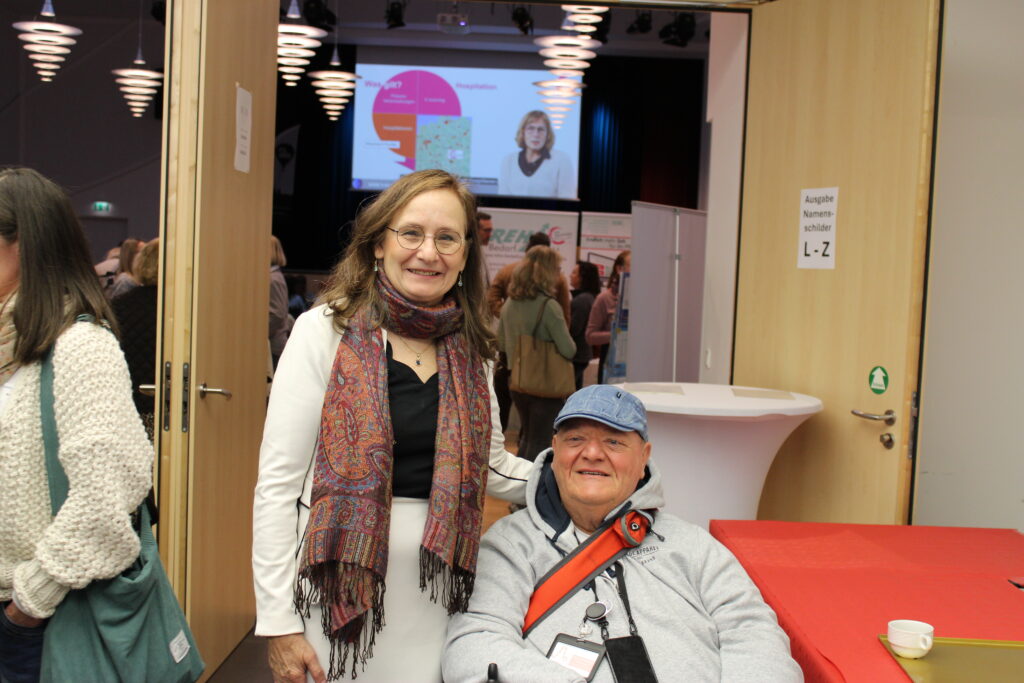 Zwei Personen stehen nebeneinander