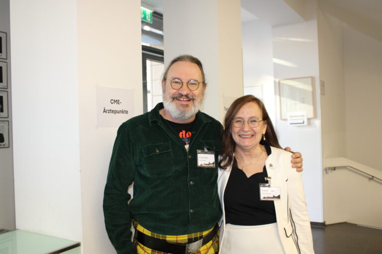 Zwei Personen stehen zusammen