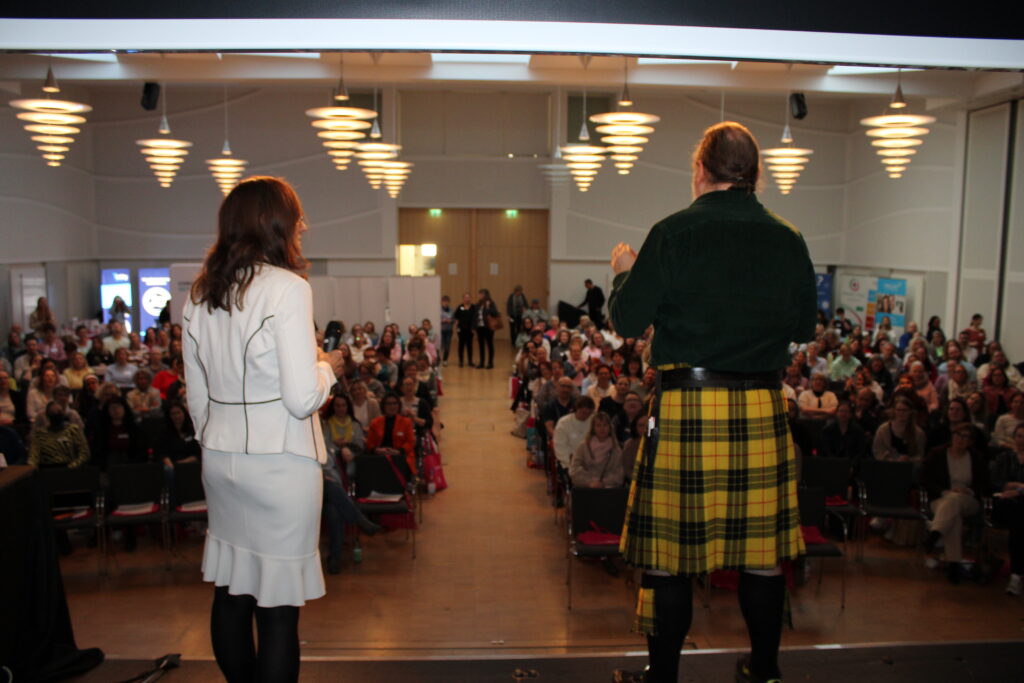 Zwei Personen auf der Bühne